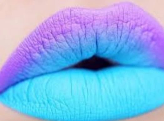 ombre niebieskie i fioletowe usta