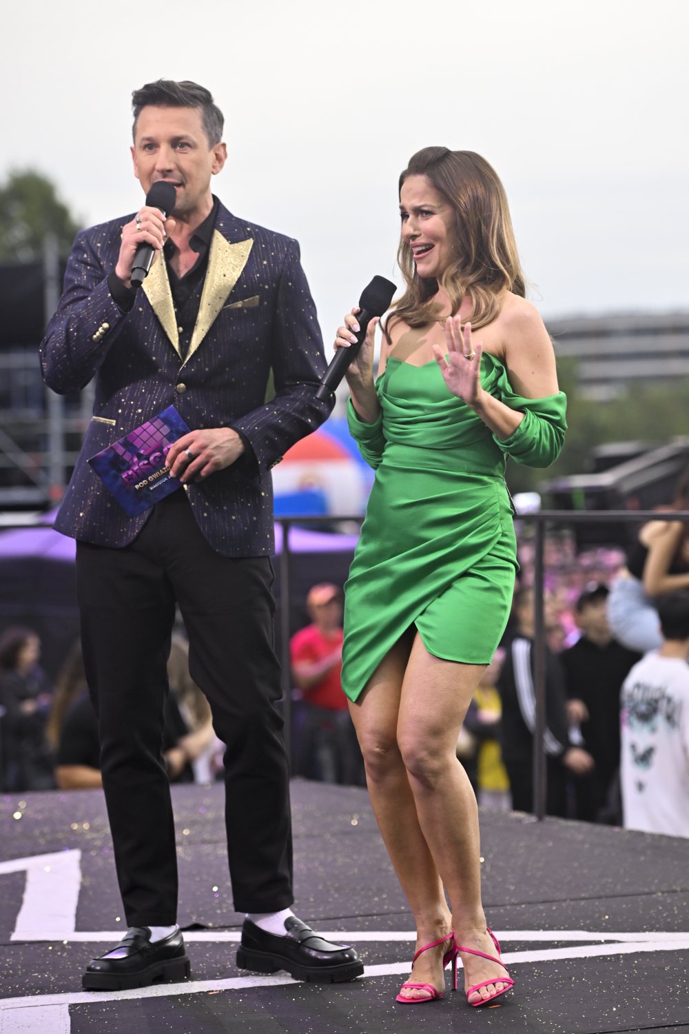 Paulina Sykut-Jeżyna w zielonej sukience, obok Maciej Rock