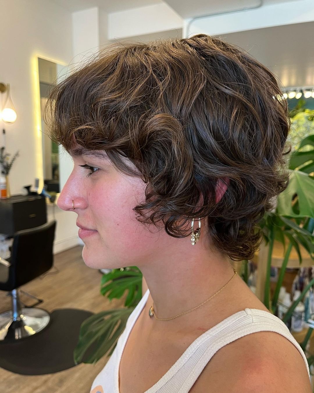 kobieta w kręconej fryzurze pixie bob
