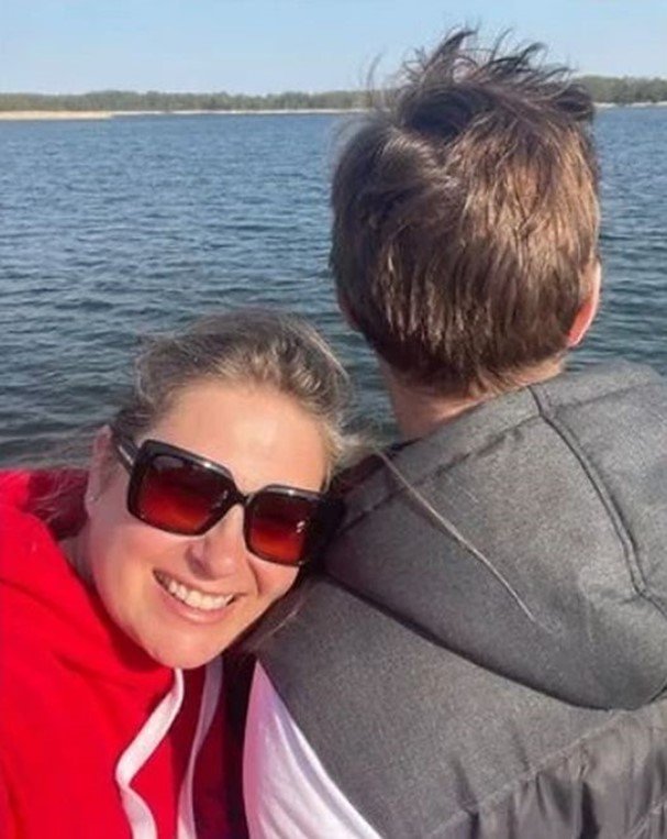 Elżbieta Romanowska w okularach przytula się do partnera