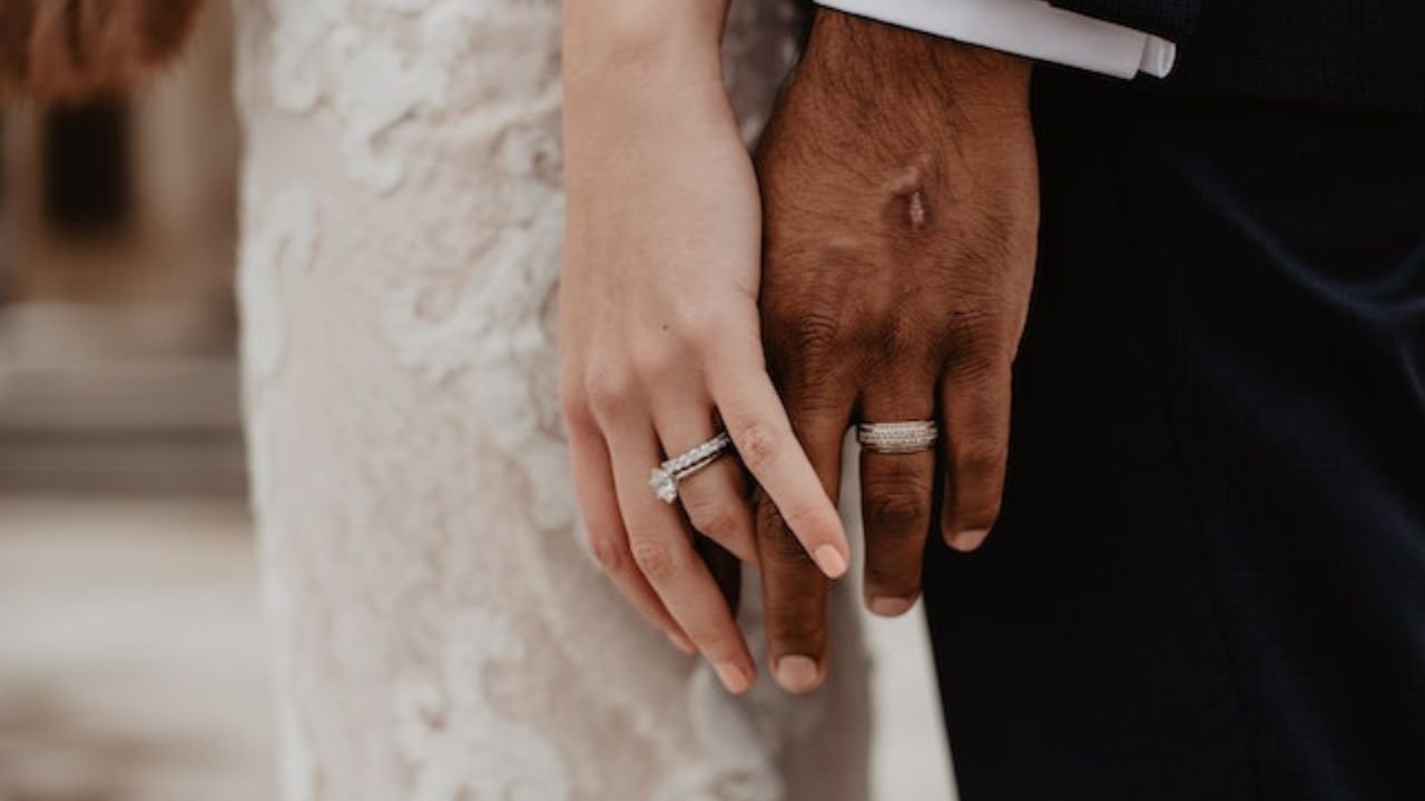 Krawat czy muszka ślubna – co najczęściej wybierają panowie do garnituru na ślub?