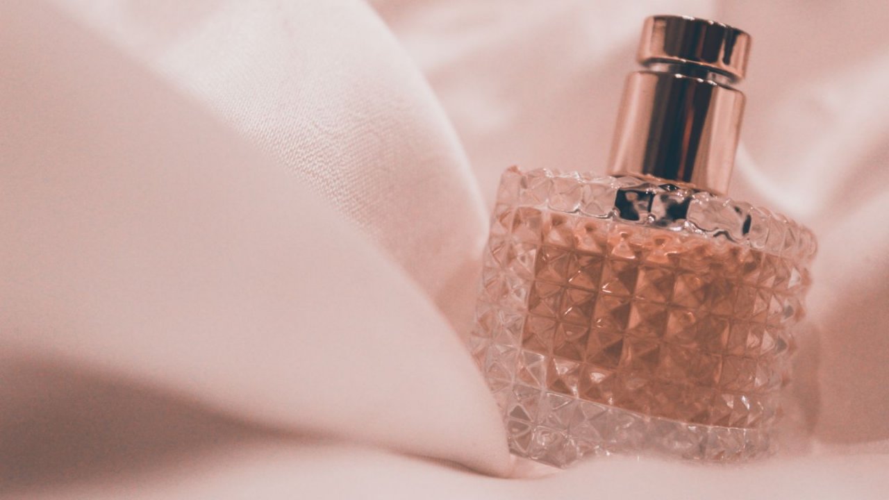 Szeroki świat damskich perfum. Czy wiesz, na co zwrócić uwagę przy ich zakupie?
