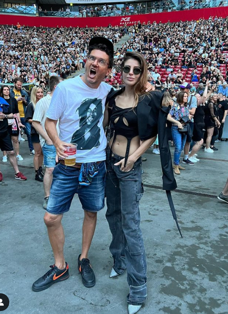 Kuba Wojewódzki w szarej koszulce i Anna Markowska w czarnej koszulce i jeansach