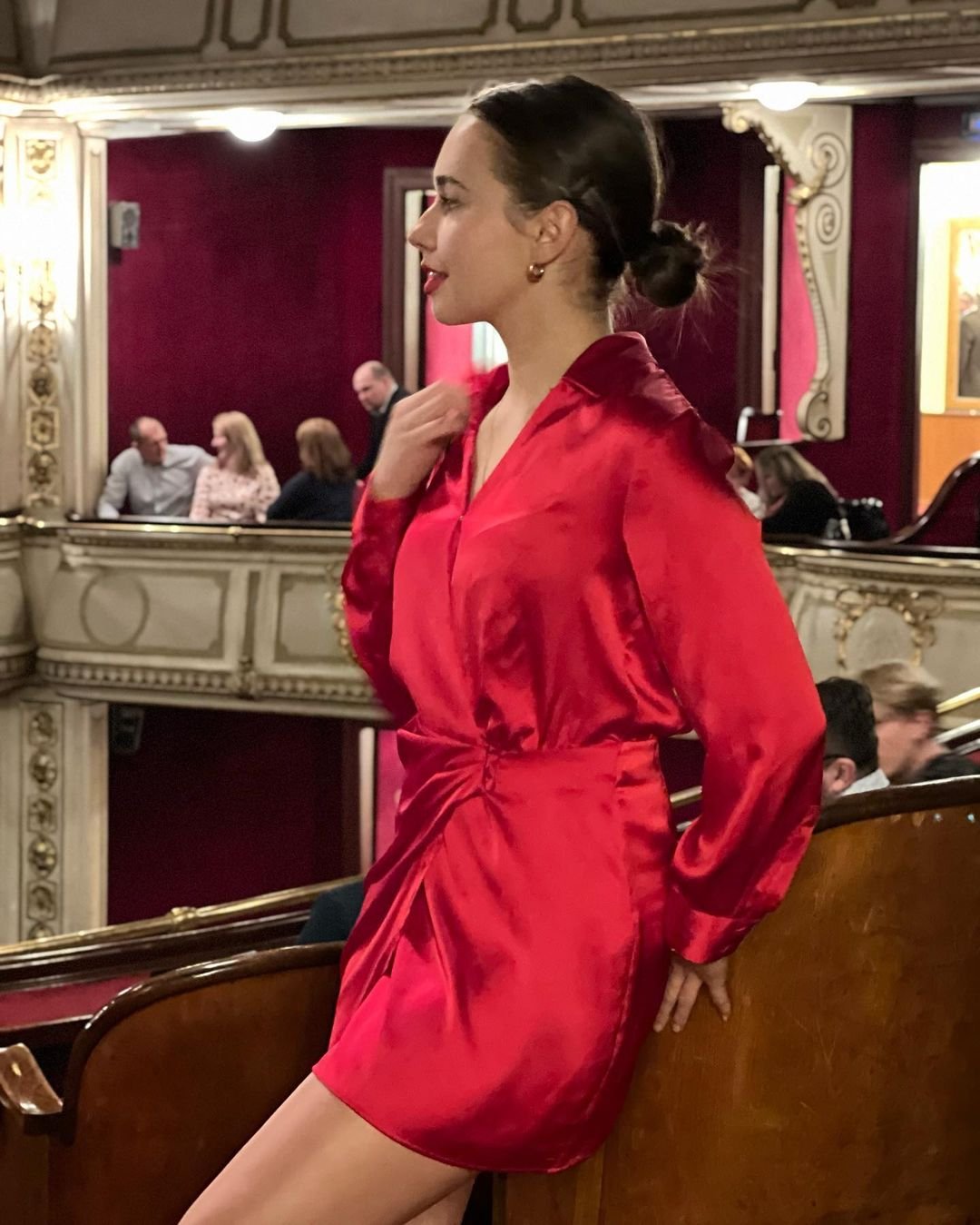 Marcelina Ziętek w czerwonej sukience w operze