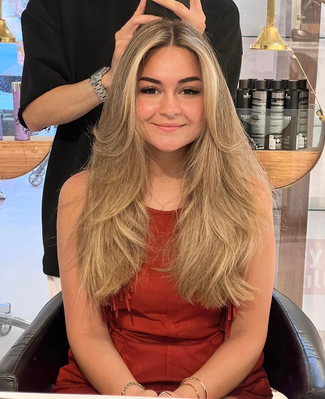 kobieta w długich blond włosach
