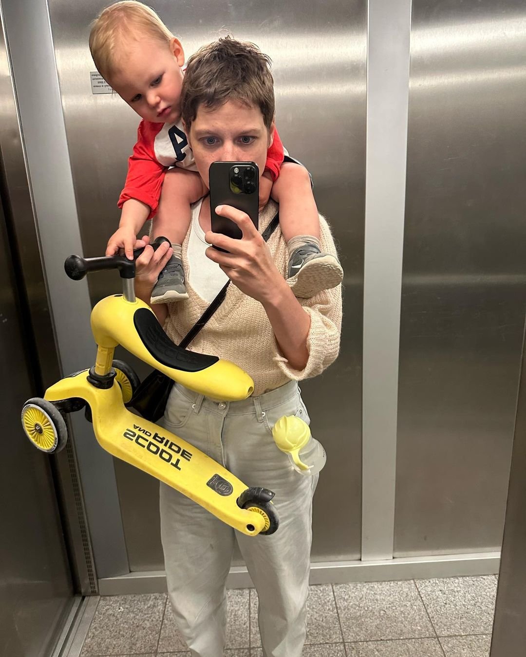 Aleksandra Domańska z synkiem na ramionach