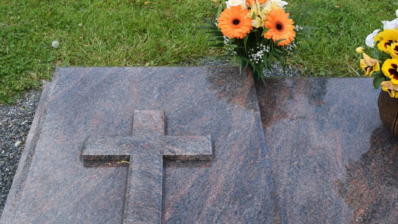 kwiaty na kamiennym nagrobku
