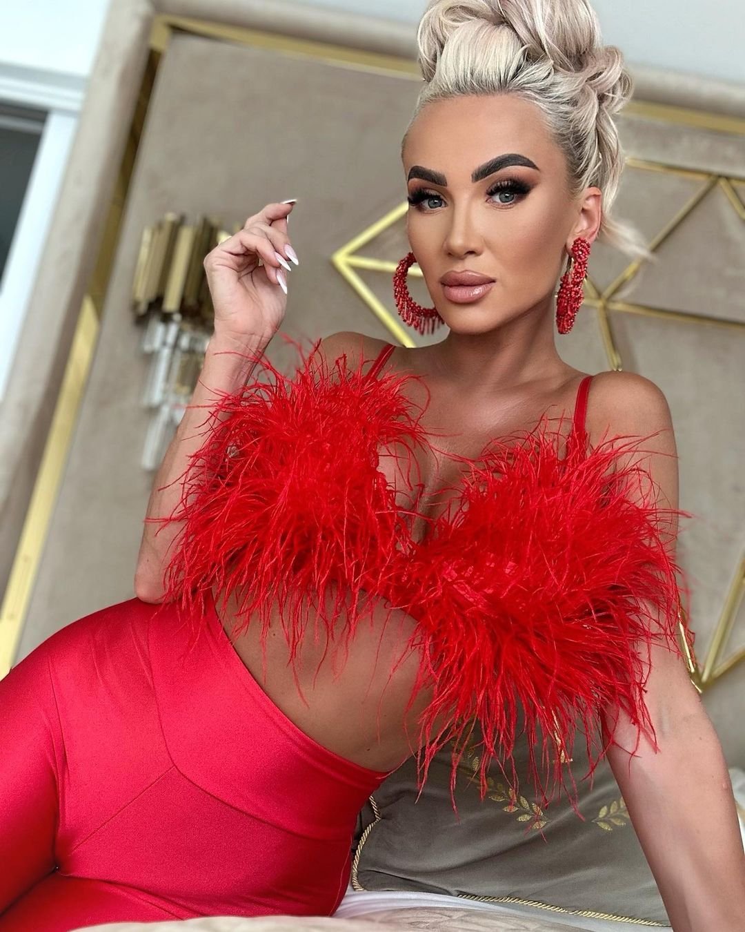Izabela Macudzińska w czerwonej stylizacji
