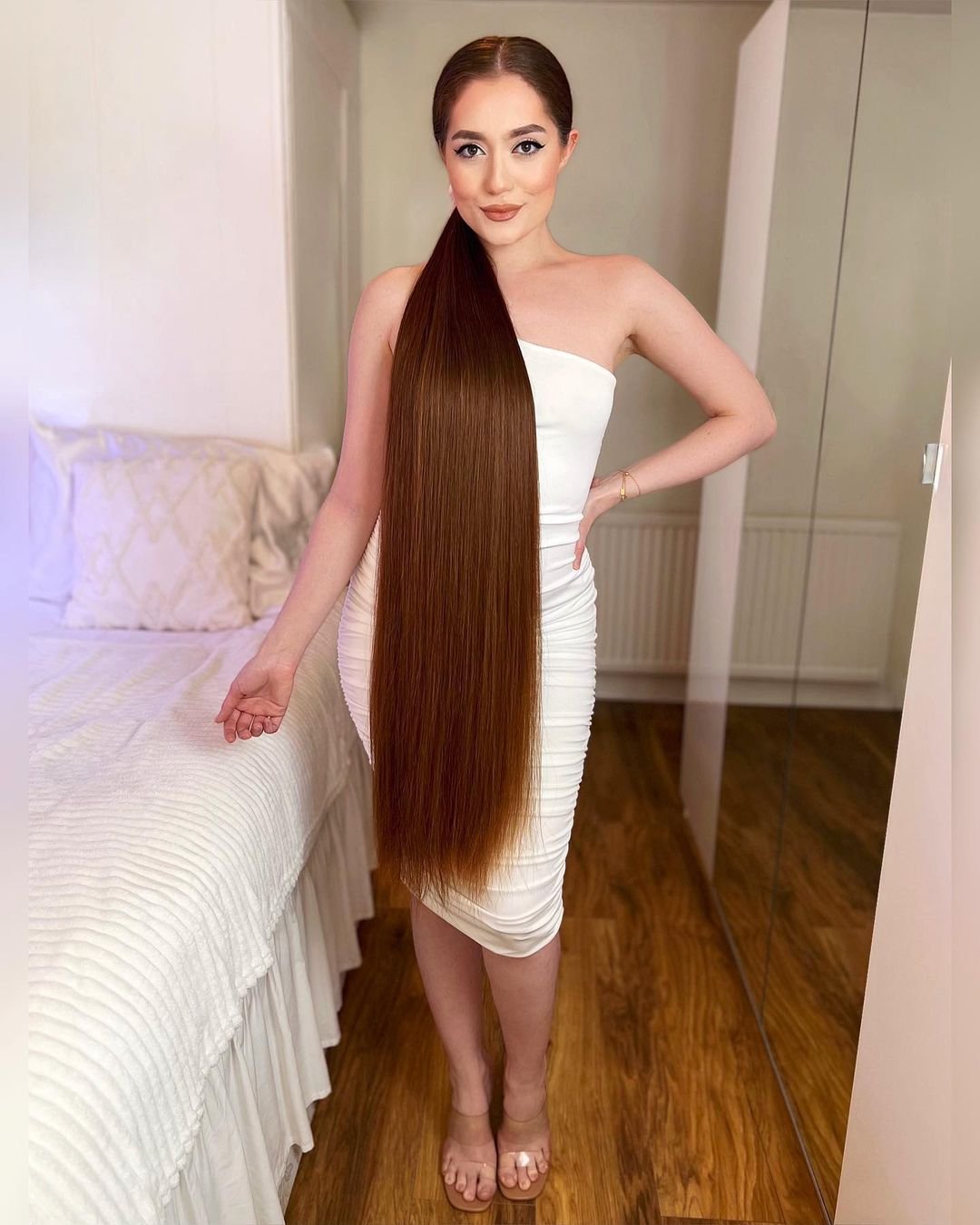 Jasmine Larsen z włosami spiętymi w kucyk, zdjęcie w sypialni