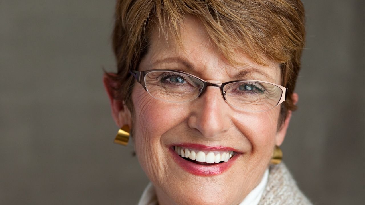 Uśmiechnięta kobieta 60 lat w okularach