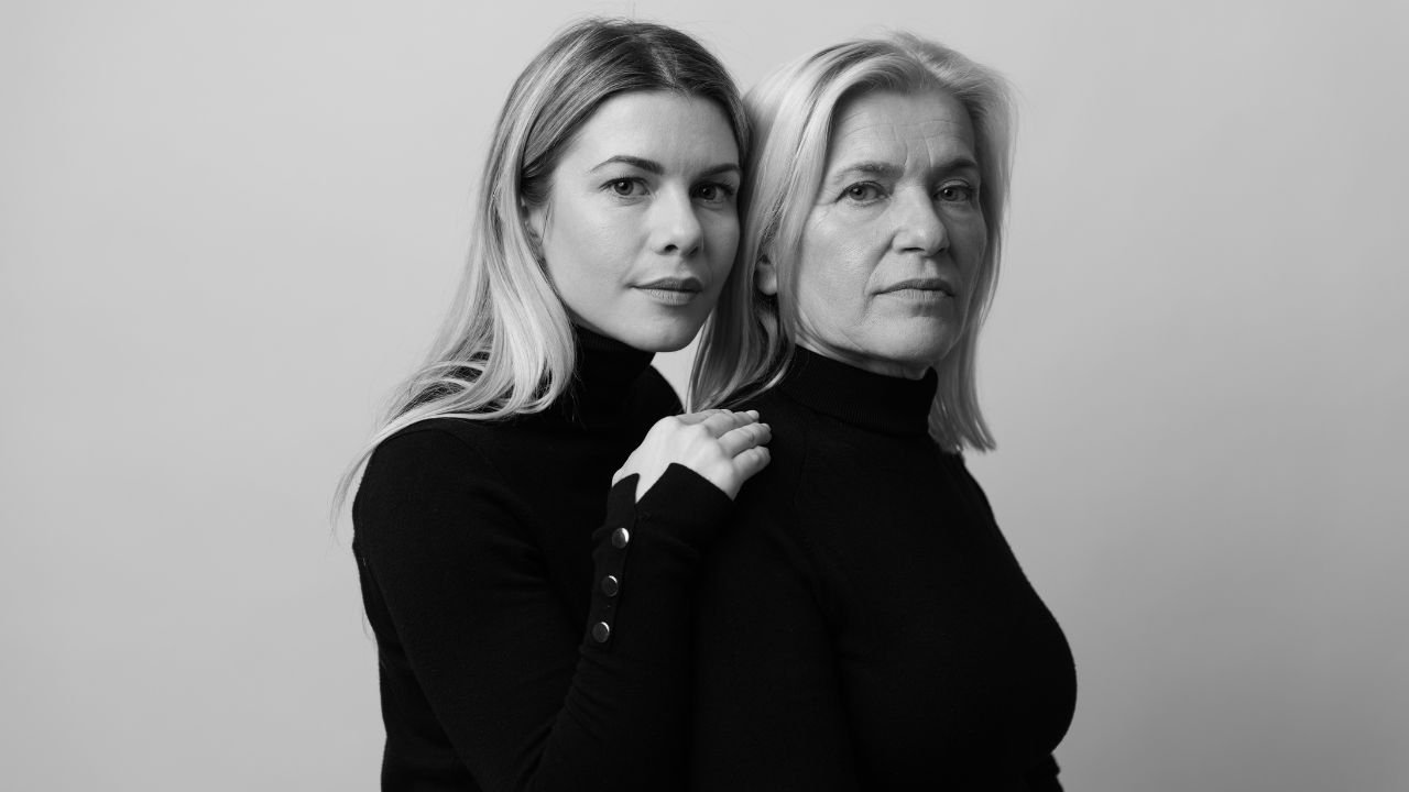 Córka stoi za matką