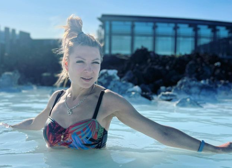 Magda Narożna w kostiumie kąpielowym i w spiętych włosach 
