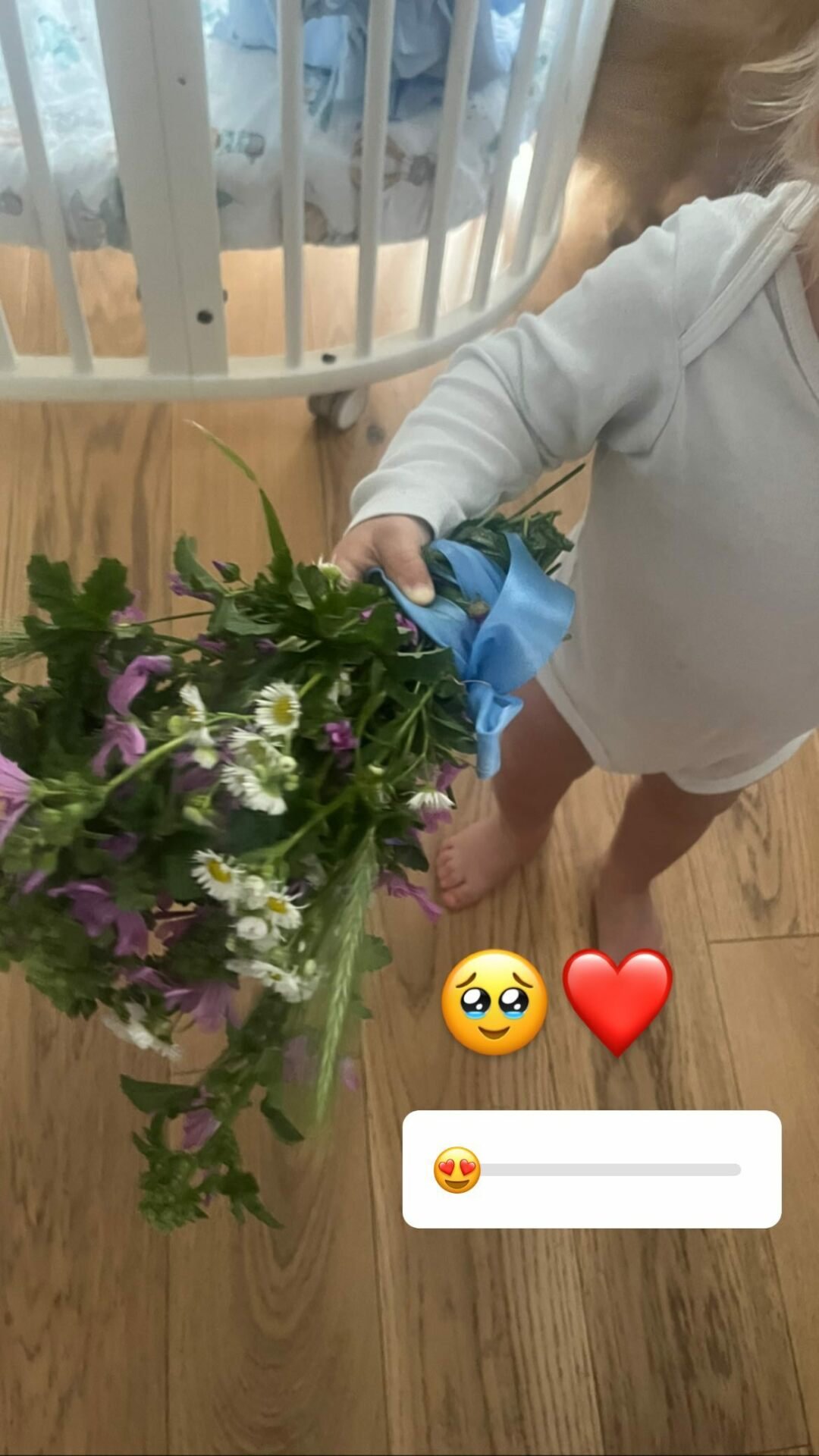 Mały synek Joanny Opozdy z kwiatami