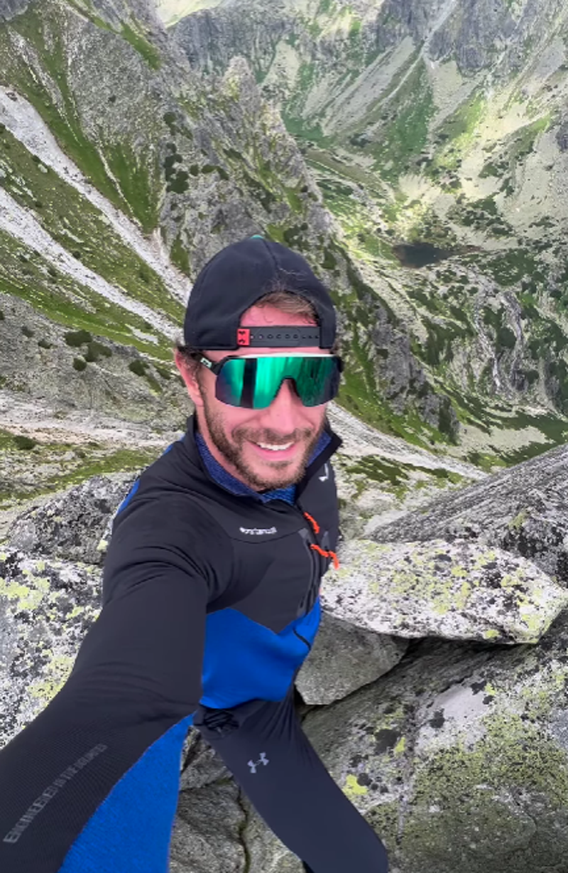 Dariusz Pachut w czapce i w okularach w górach