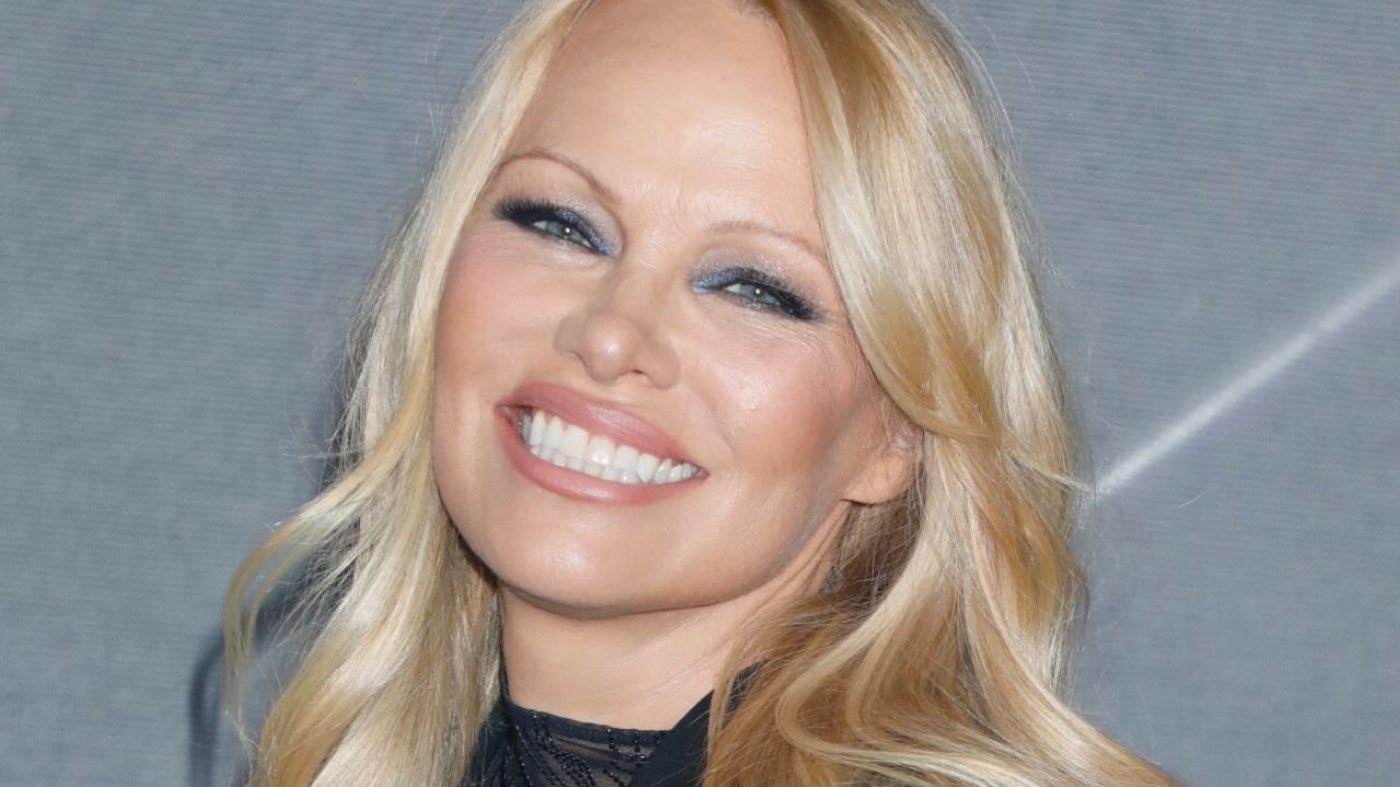 Pamela Anderson szczerze o powiększeniu biustu: "Podjęłam pochopną decyzję". Jak się tłumaczy?