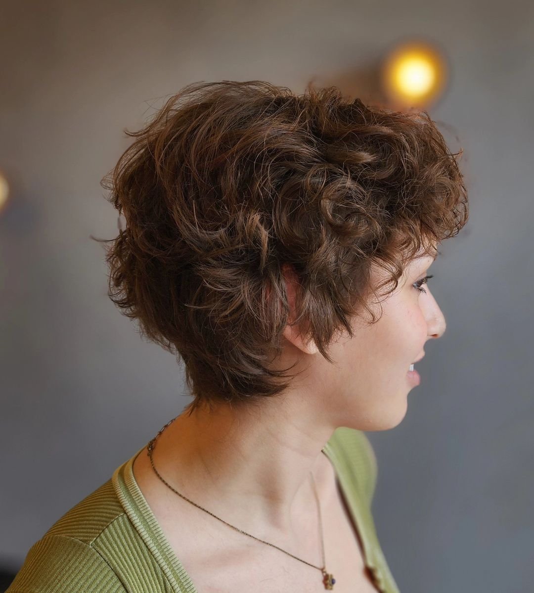 kobieta we fryzurze pixie bob
