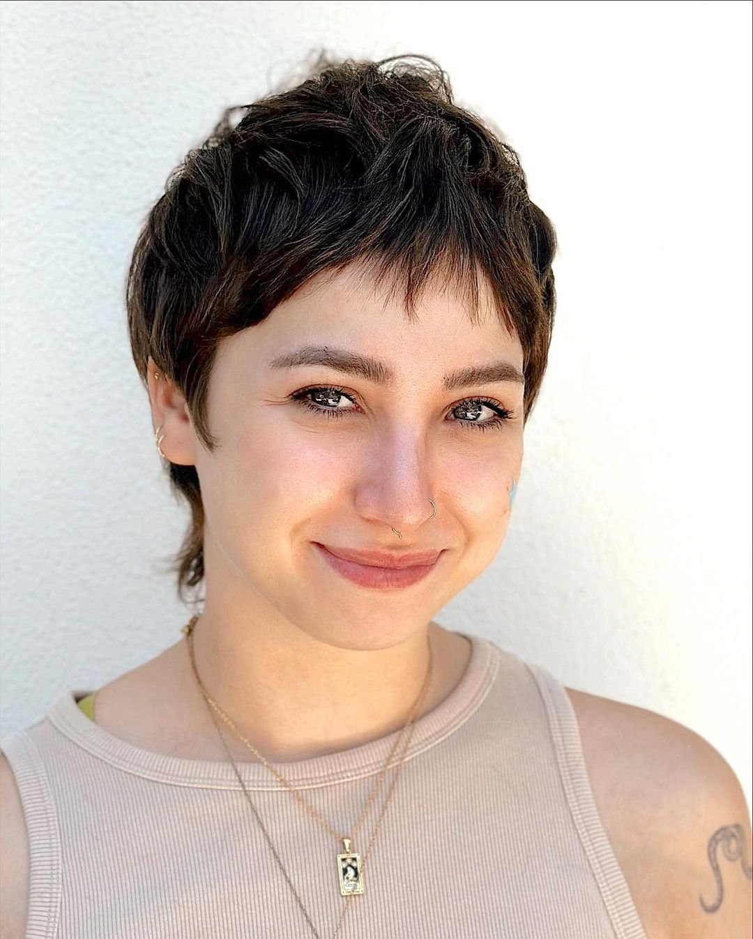 kobieta we fryzurze pixie cut