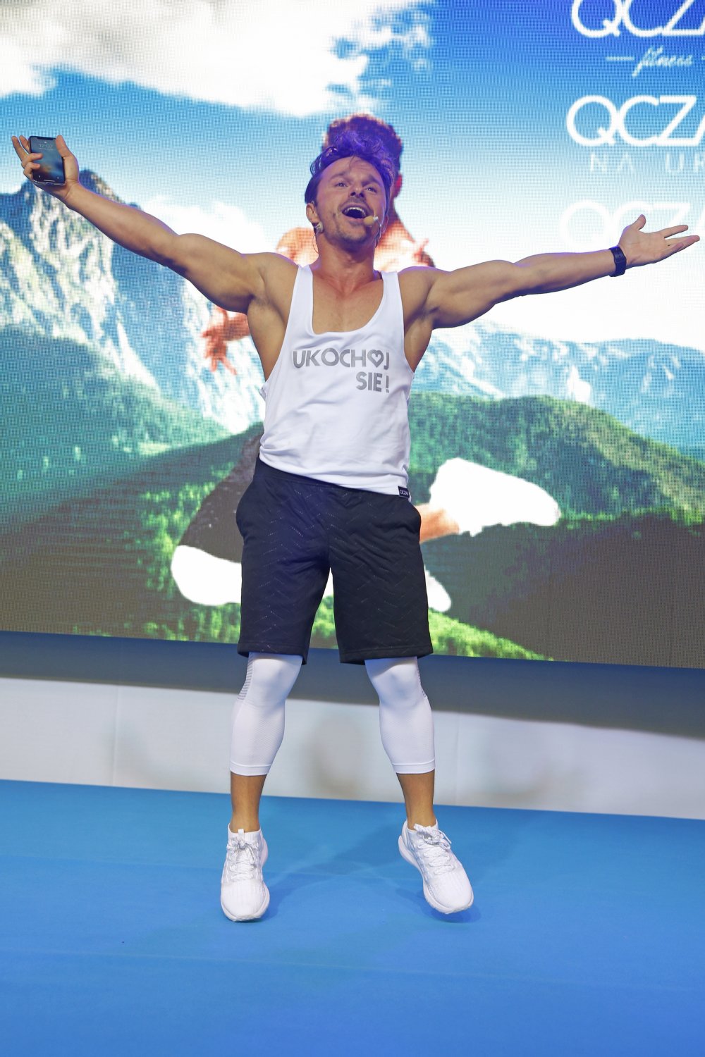 Daniel Kuczaj na scenie prowadzący zajęcia fitness
