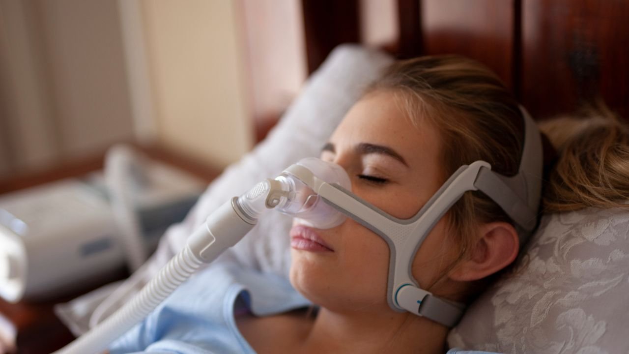 Chora kobieta podłączona do medycznych przyrządów