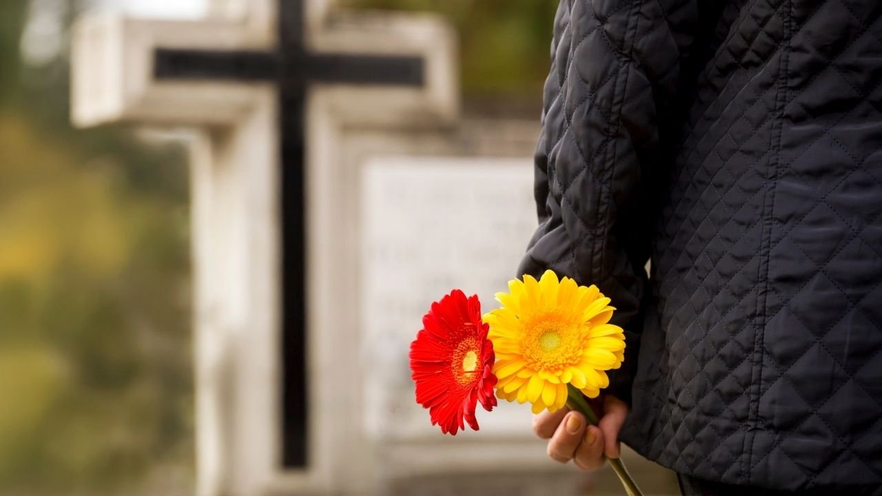 "Gdy zobaczyłam, kto przynosi kwiaty na opuszczone groby, łzy stanęły mi w oczach"