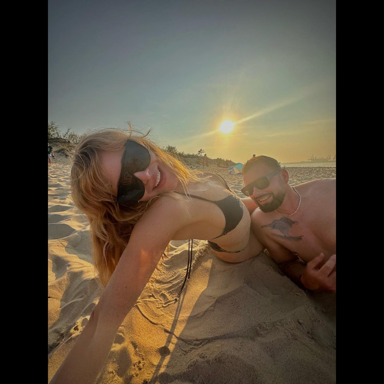 Kasia Warnke w bukini na plaży w towarzystwie przystojnego bruneta