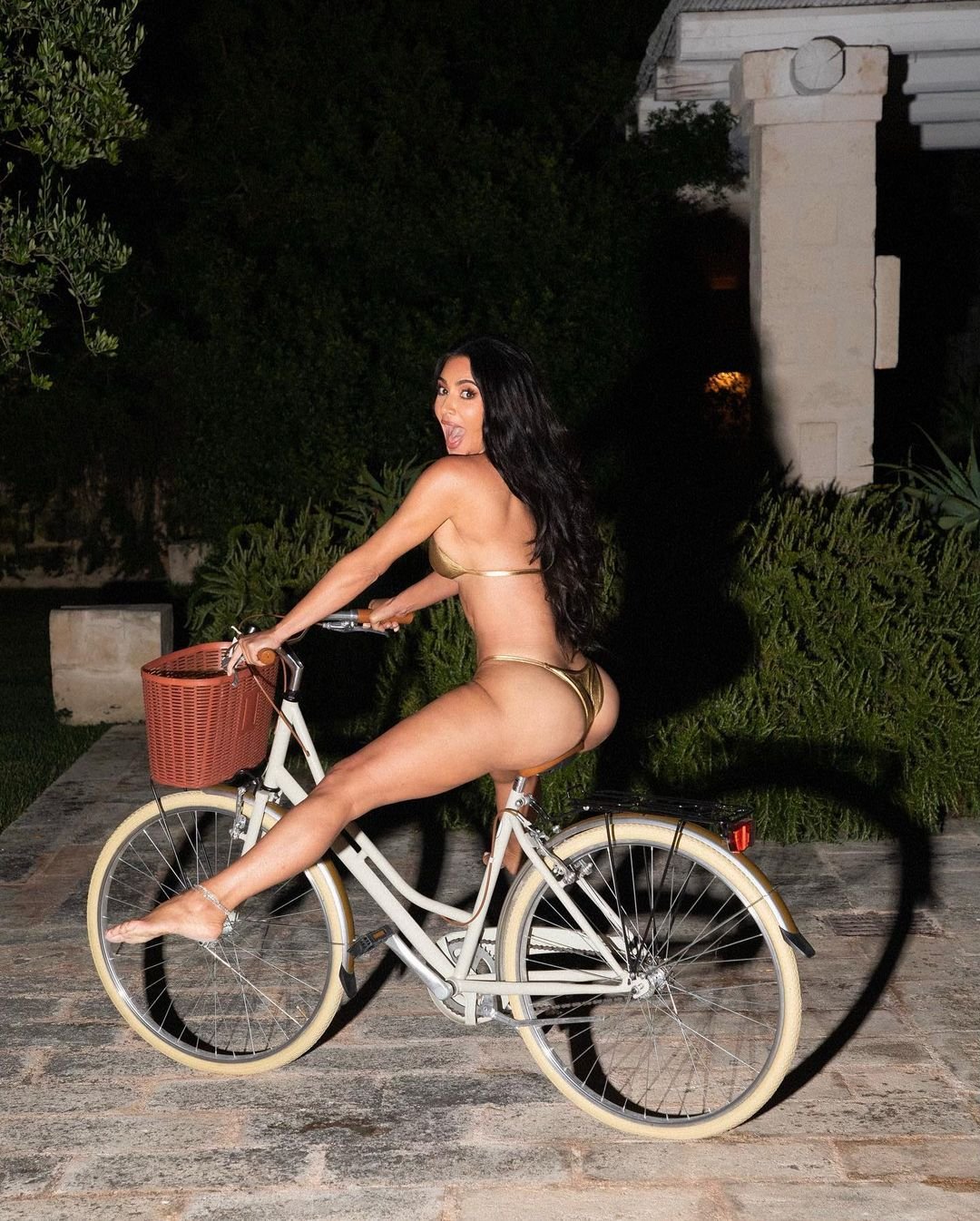 Kim Kardashian na rowerze