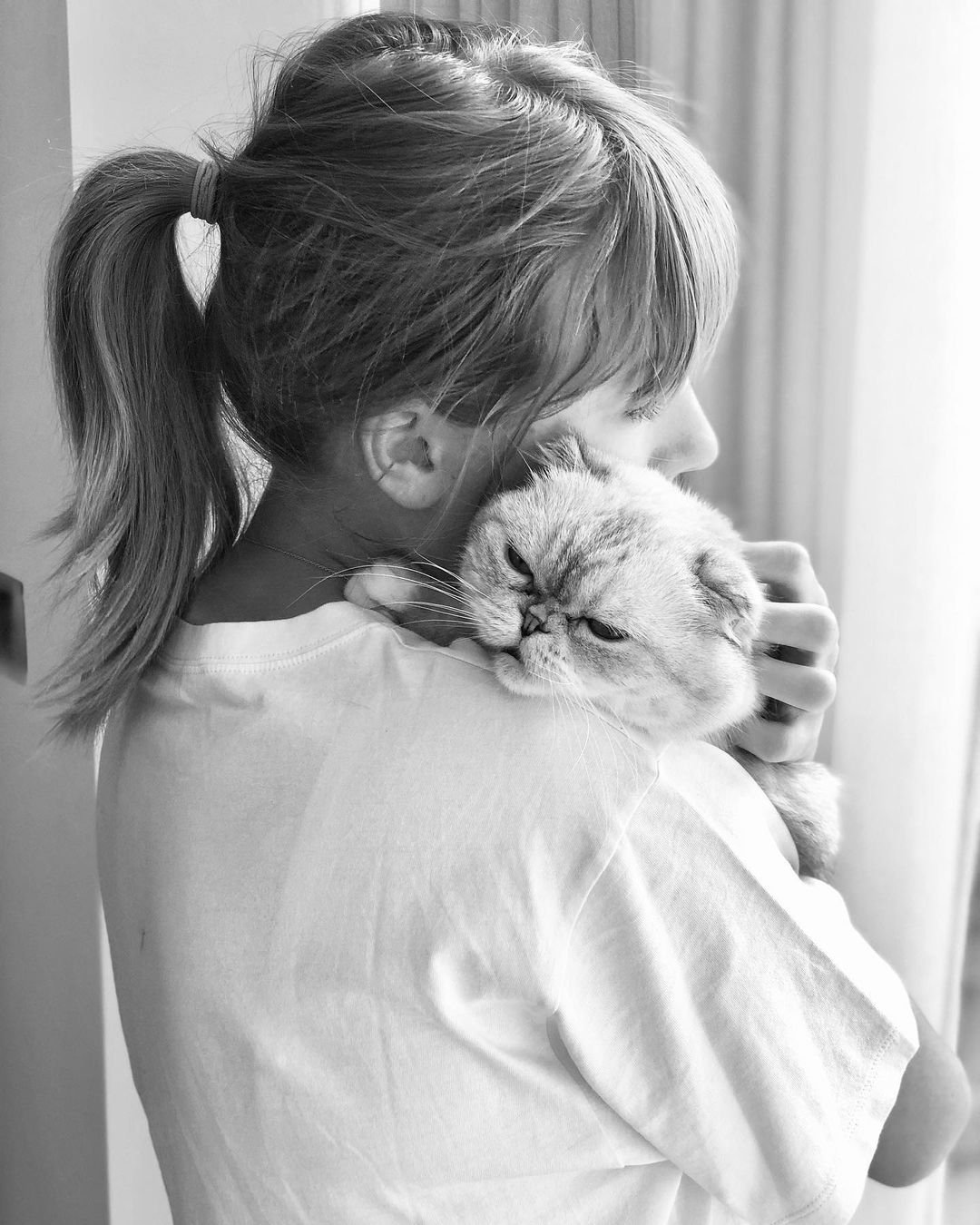 Taylor Swift trzymająca kota na ramieniu