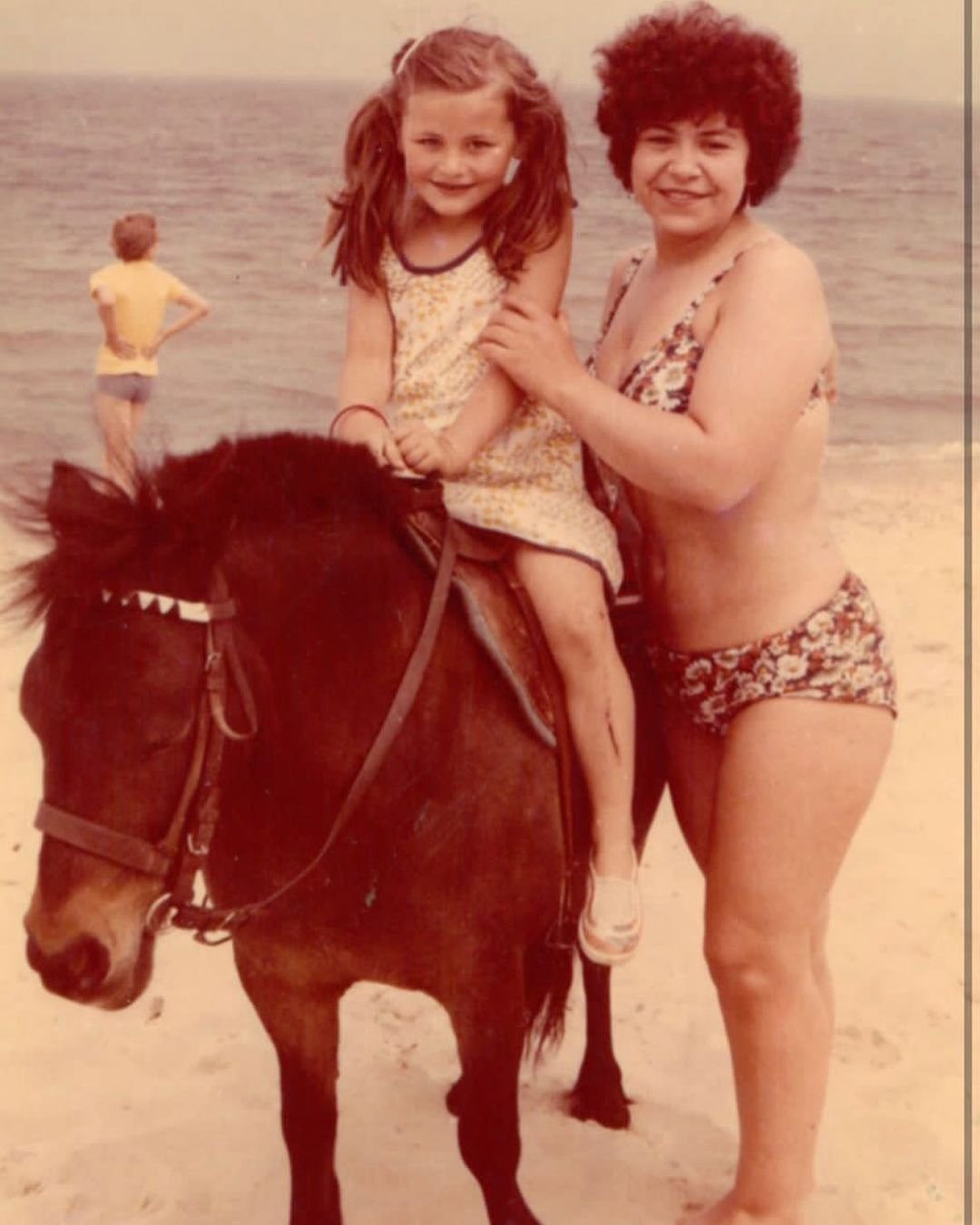 Królowa Życia w dzieciństwie z mamą na plaży