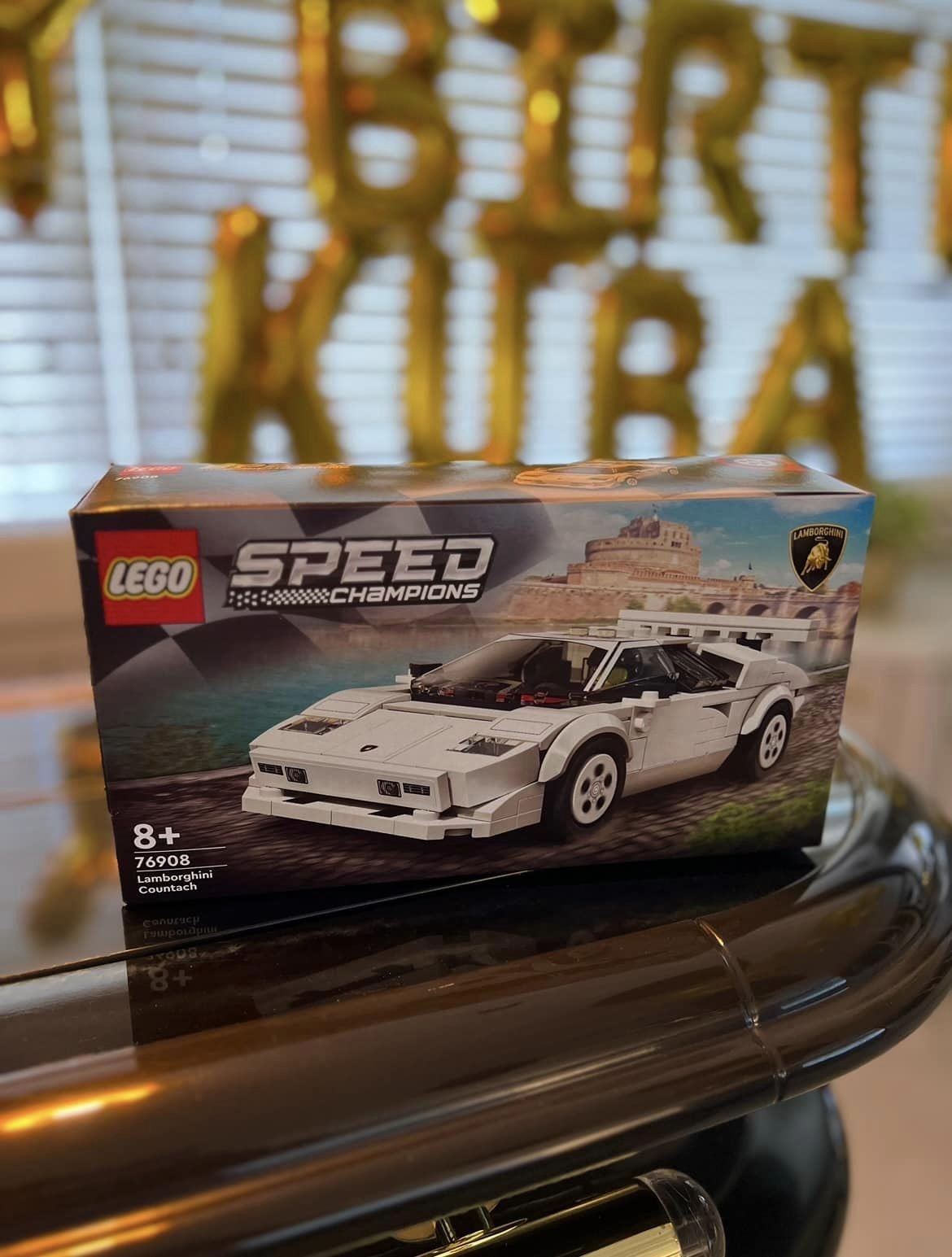 Zestaw LEGO z samochodem, który Kuba Wojewódzki otrzymał na 60. urodziny
