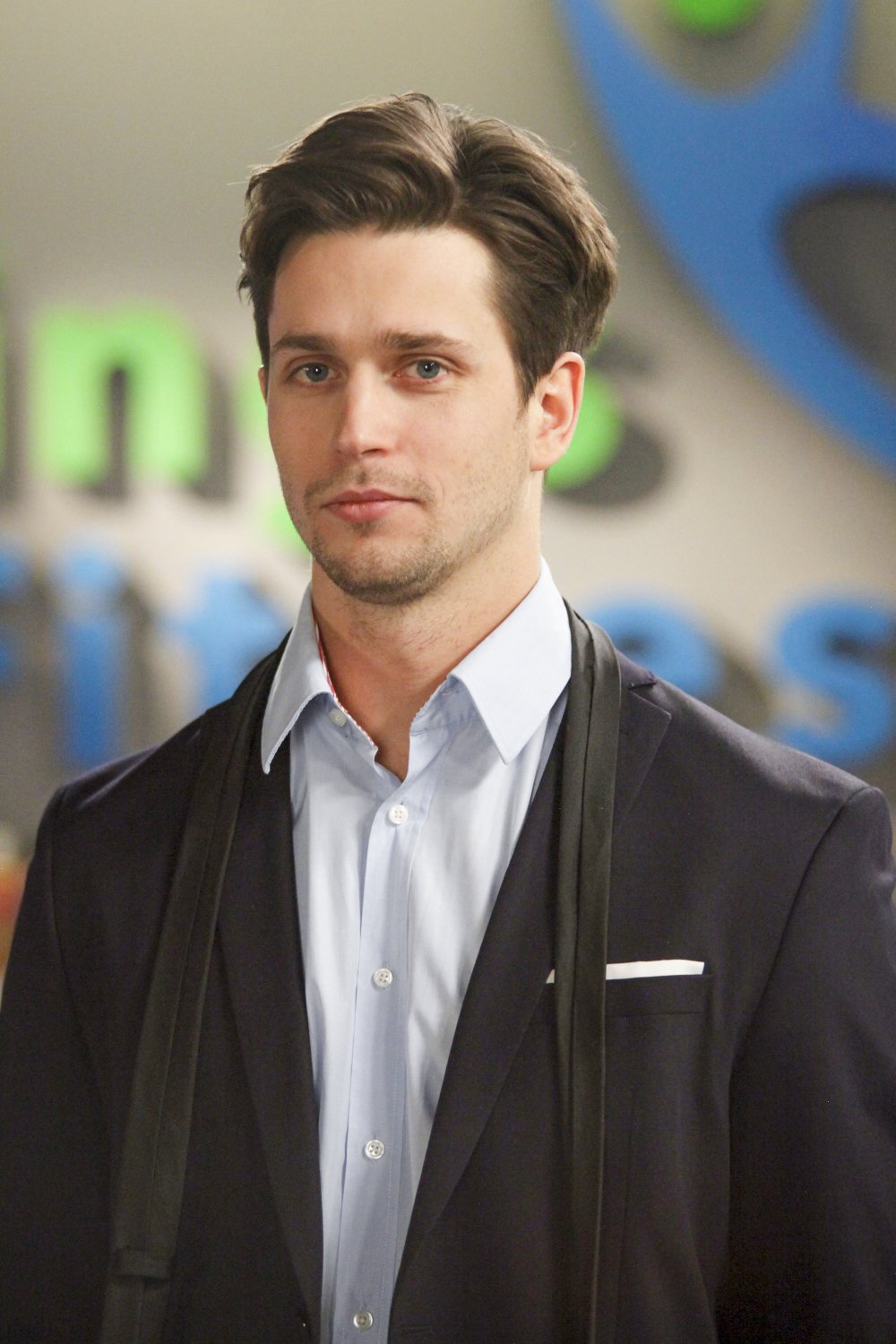 Michał Malinowski w bluzce i czarnej kurtce