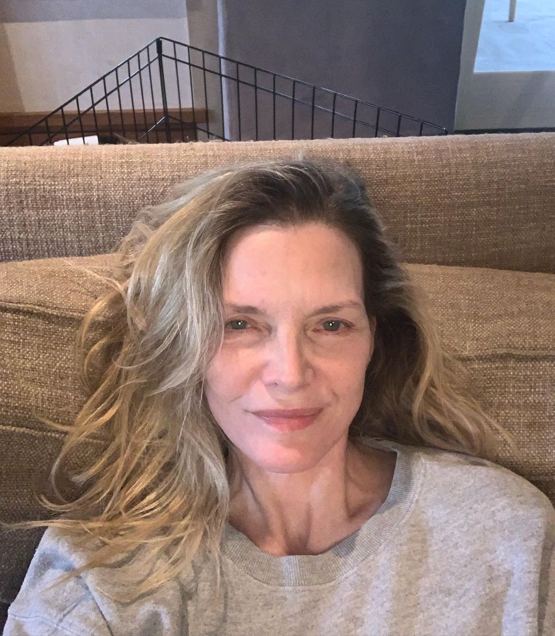 Michelle Pfeiffer bez makijażu, selfie na sofie