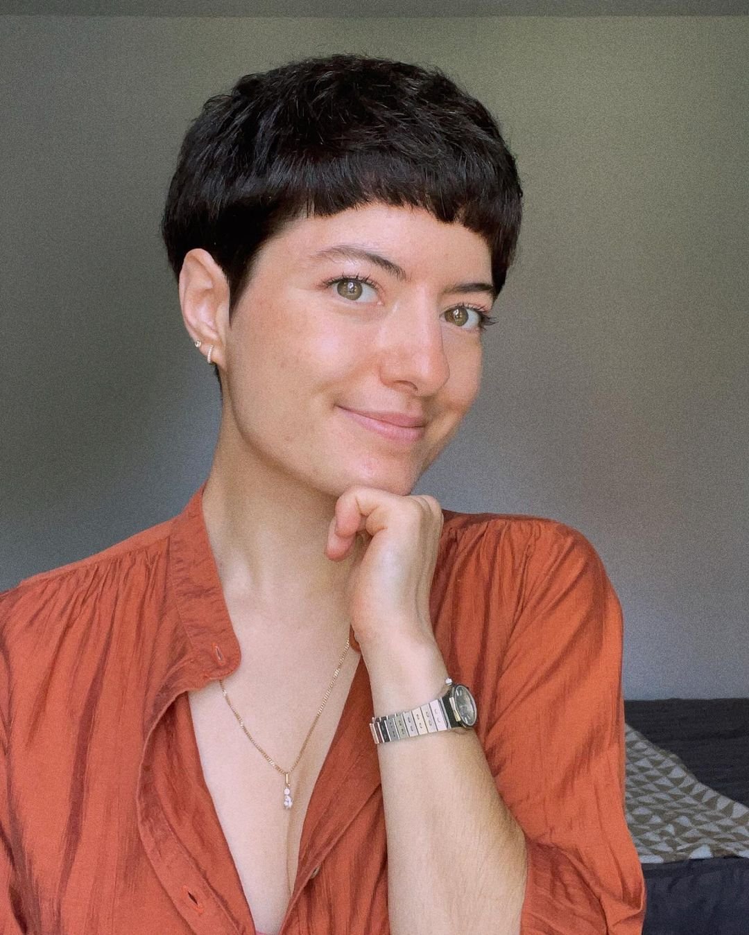 kobieta we fryzurze pixie cut