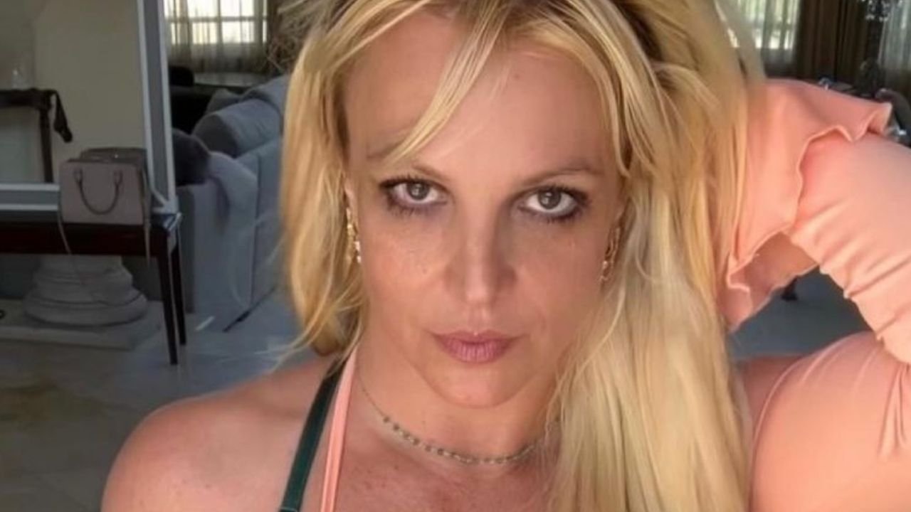 Britney Spears zorganizowała imprezę w męskim gronie. Pokazała nagranie, jak kolega liże ją po nodze