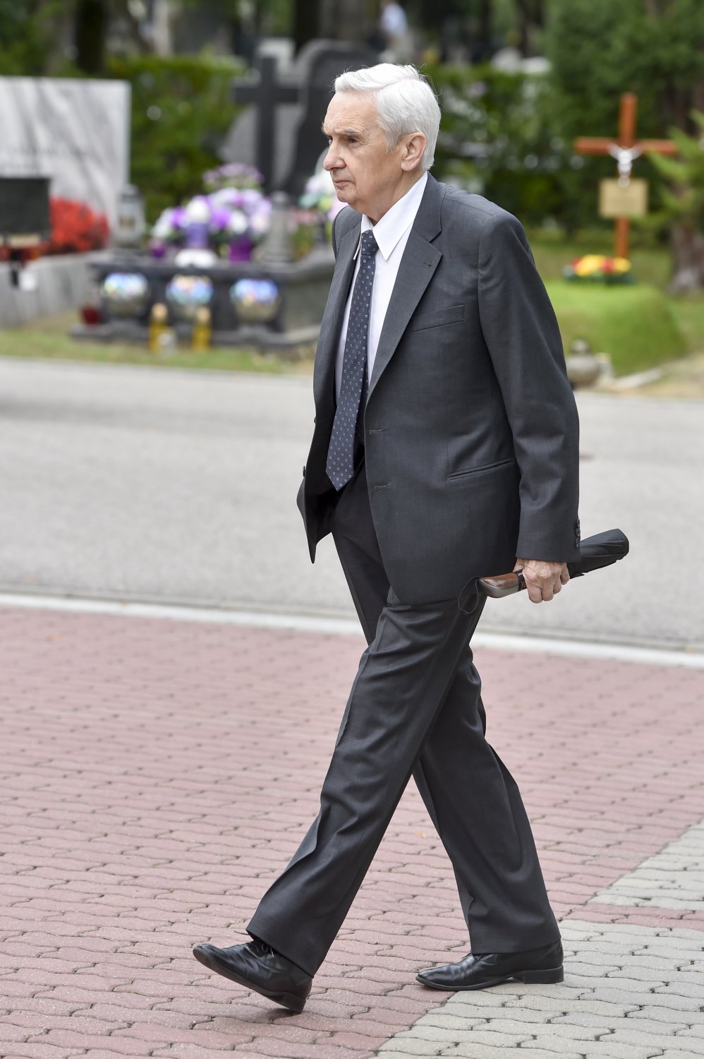 Tadeusz Sznuk w garniturze
