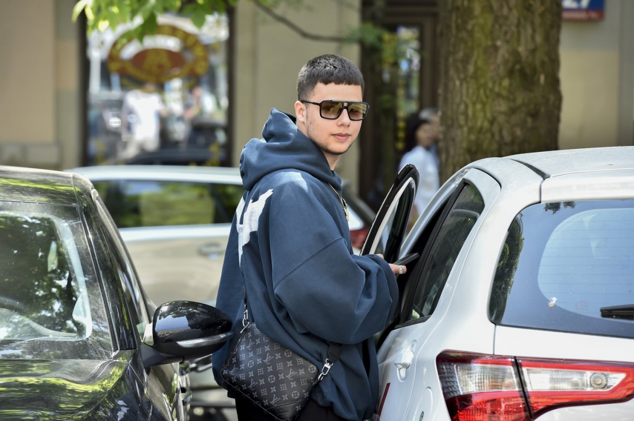 Allan Krupa w ciemnych okularach wchodzi do samochodu