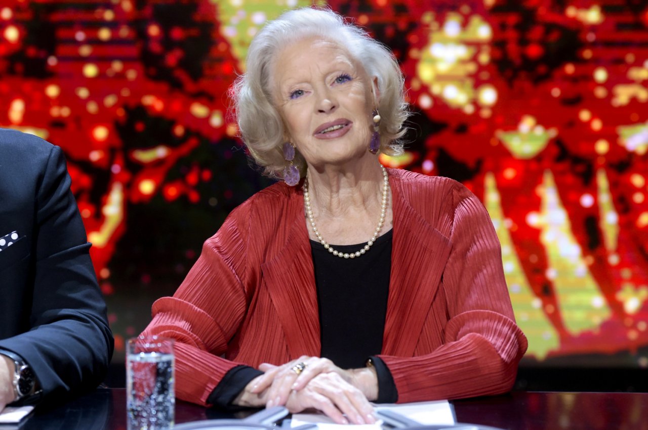 Beata Tyszkiewicz w bordowej marynarce