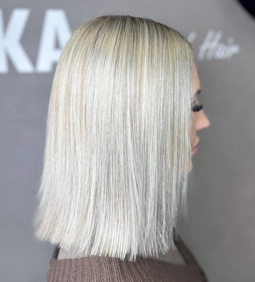 kobieta w blond long bobie
