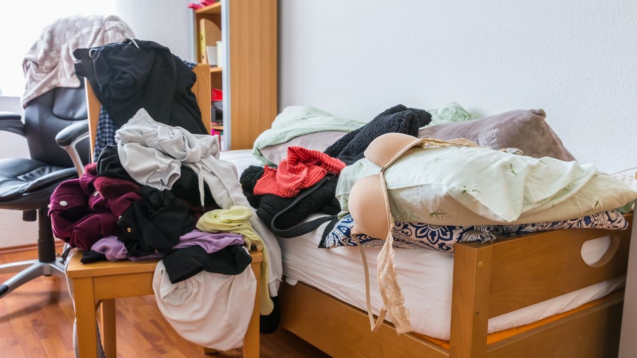 brudne ubrania na łóżku