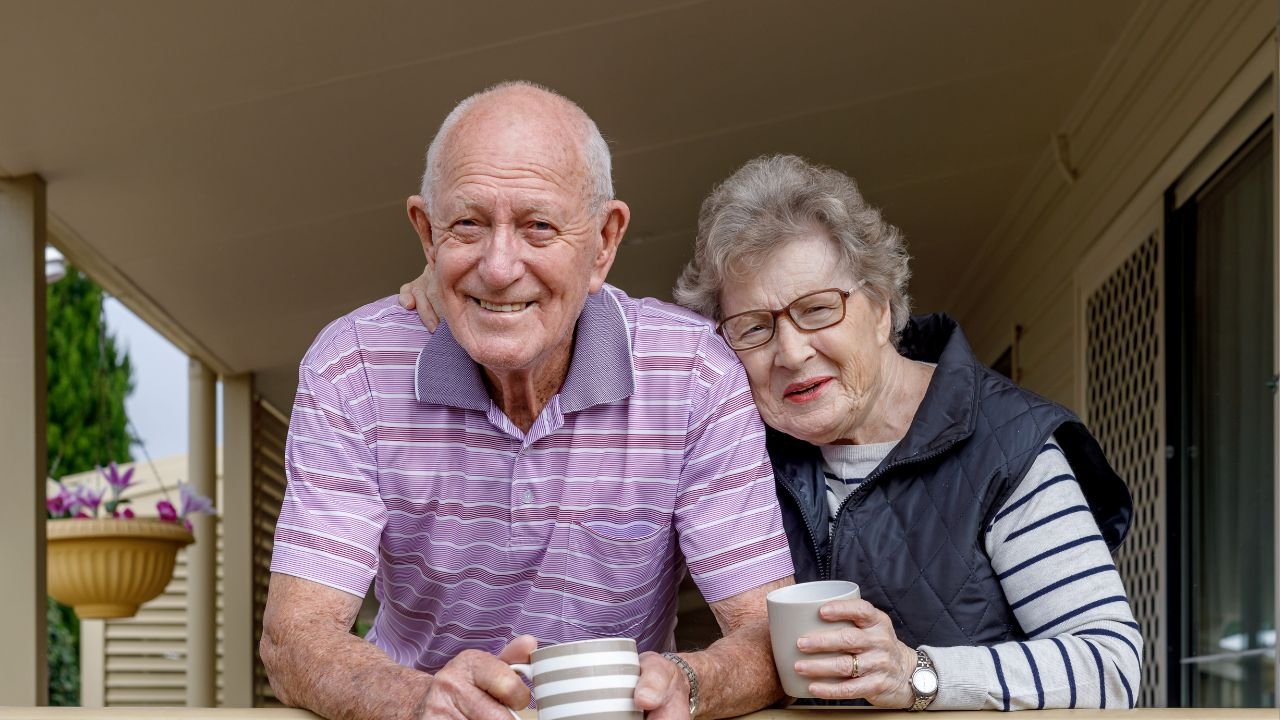 Para staruszków obejmuje się na tarasie