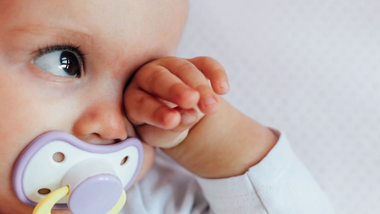 dziecko ze smoczkiem