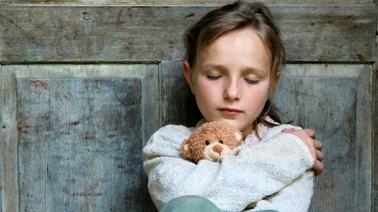 dziewczynka przytula misia