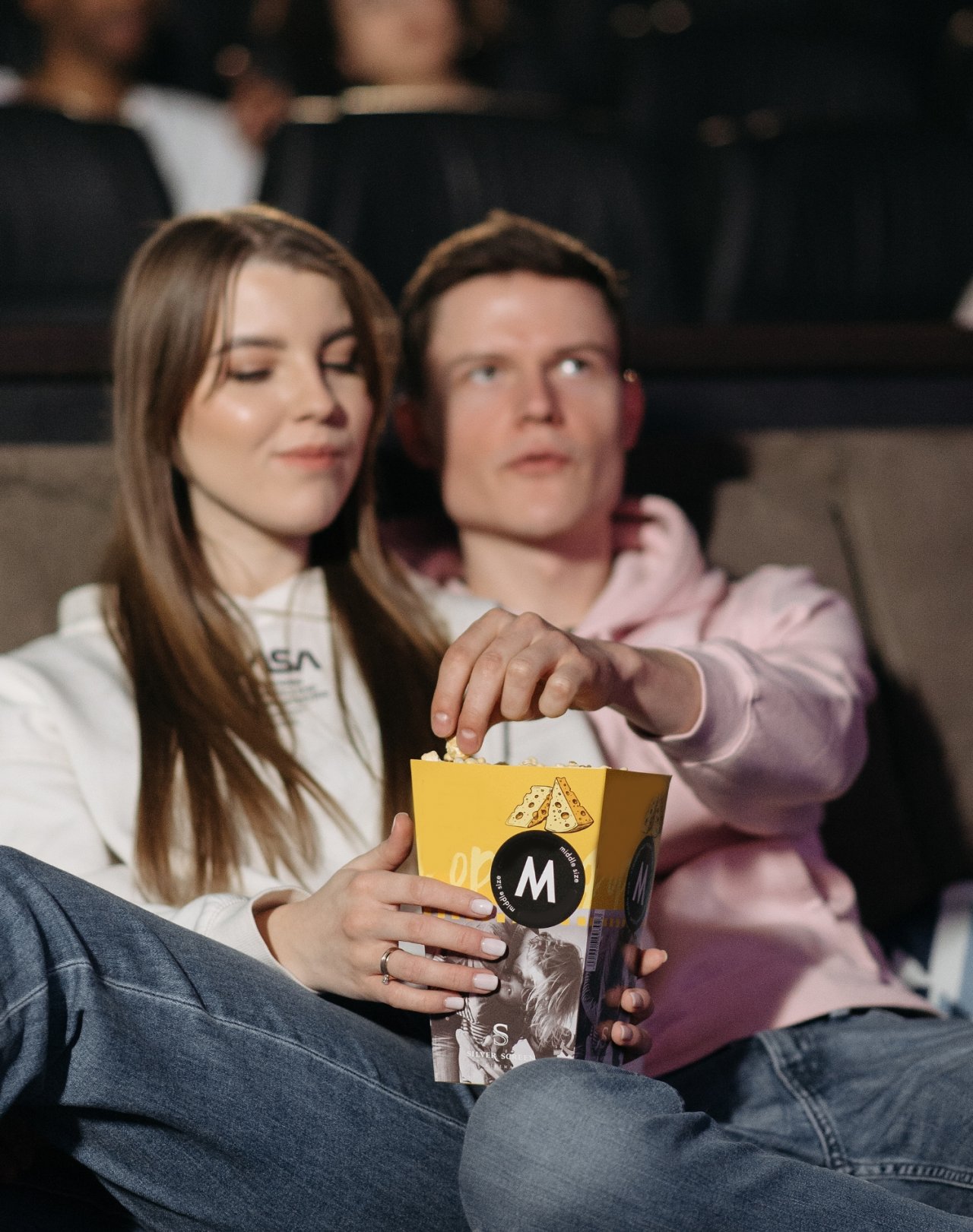 Para w kinie jedząca popcorn