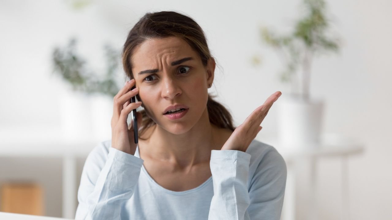 kobieta rozmawia przez telefon