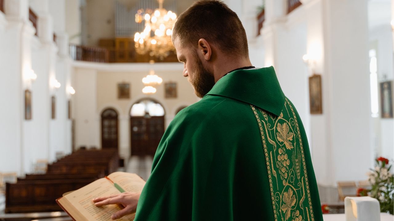 Za chwilę zabraknie kapłanów. Księża masowo zrzucają sutanny