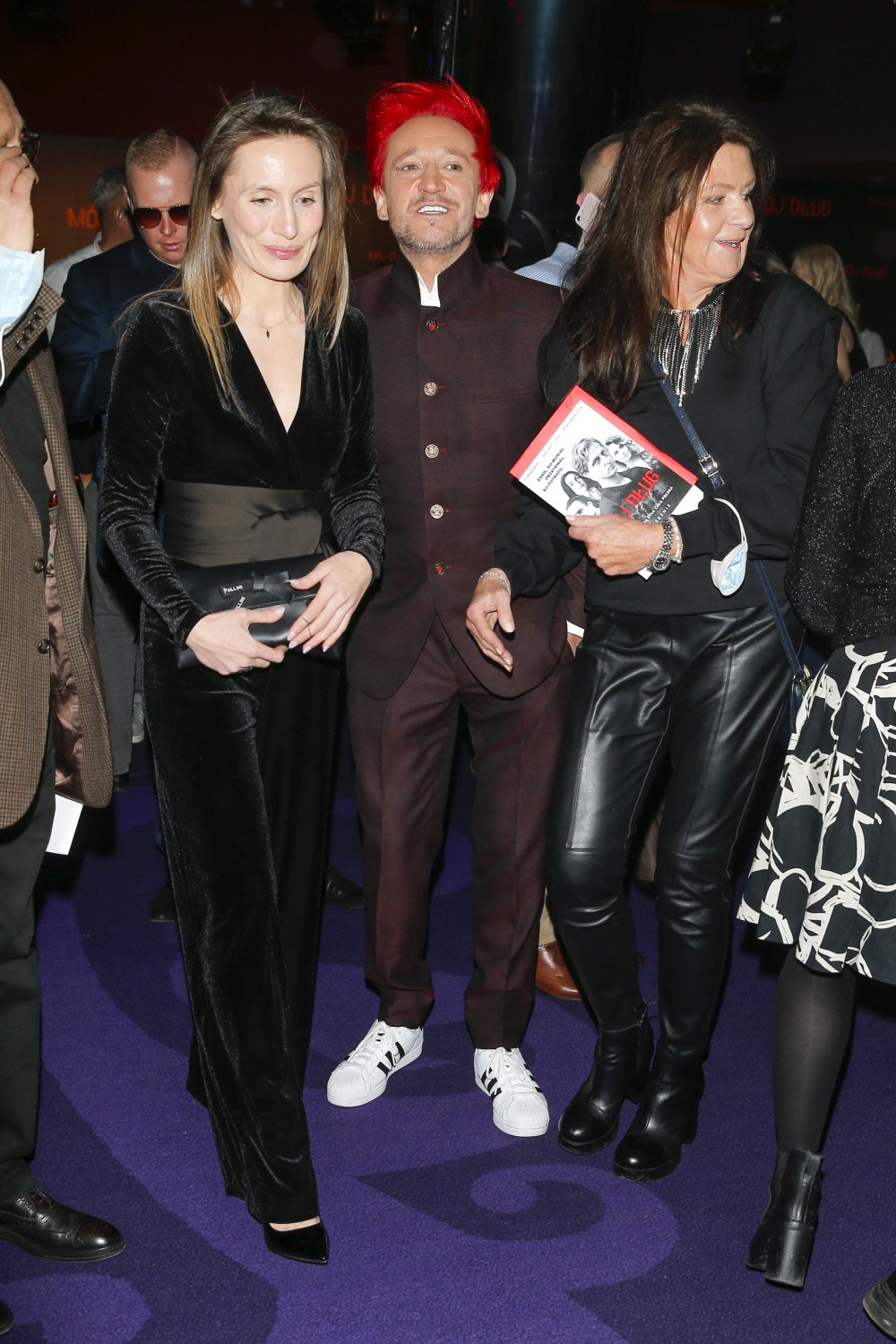 Michał Wiśniewski idzie obok Poli Wiśniewskiej