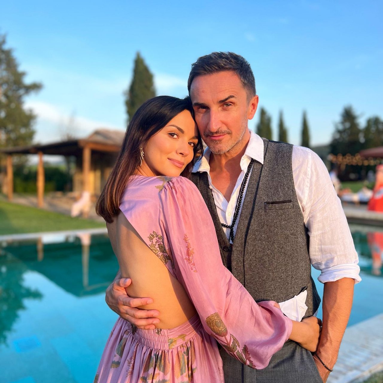 Paulina Krupińska, Sebastian Karpiel Bułecka, obejmują się