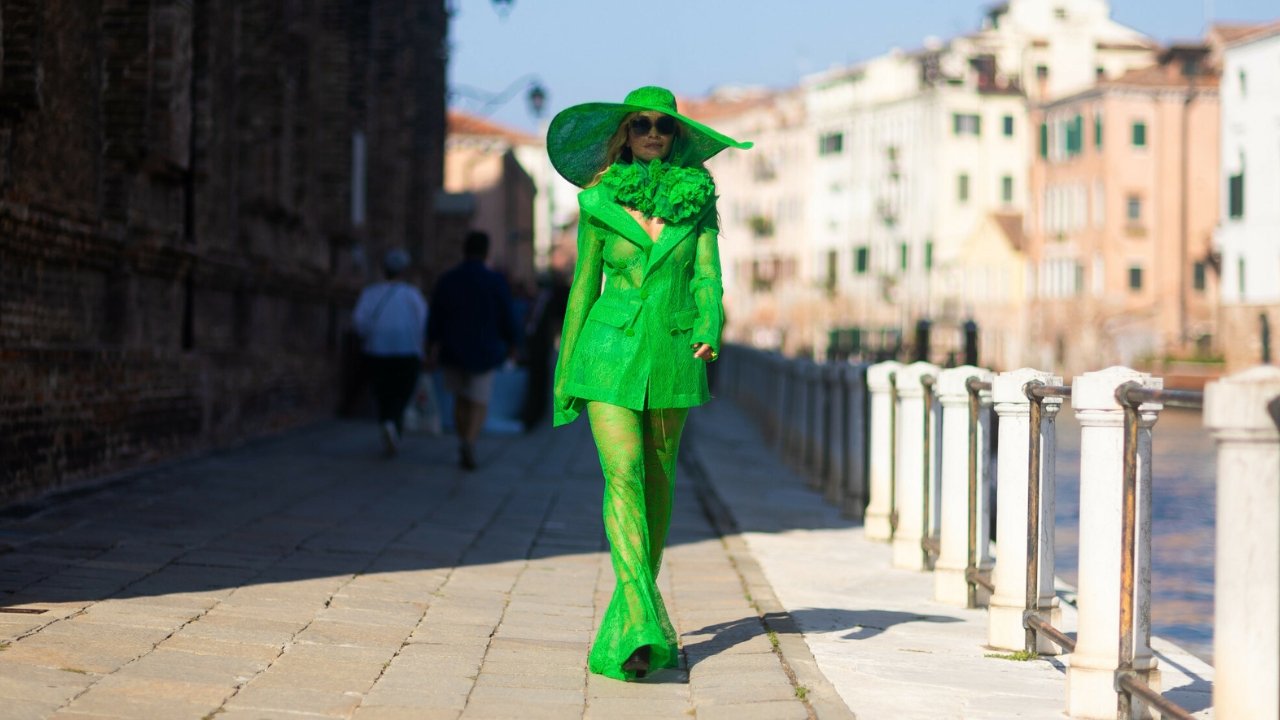 Zielono mi! Rita Ora przechadza się uliczkami Wenecji. Poniosło ją z tą stylizacją?
