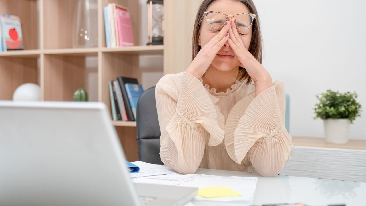 smutna kobieta przed laptopem