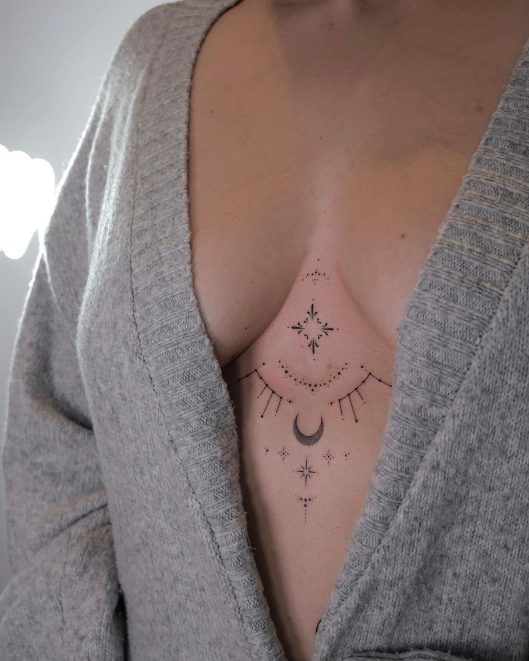 tatuaż boho pod piersiami kobiety