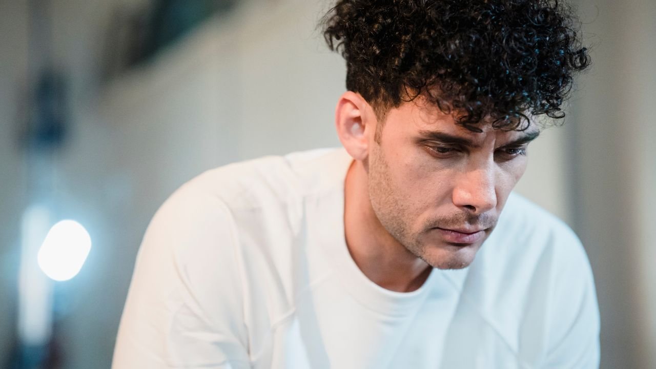 zasmucony mężczyzna